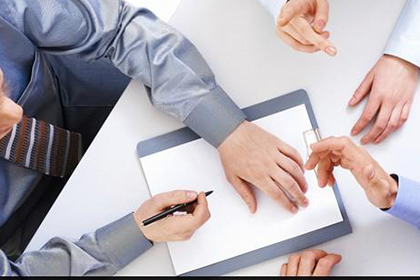 夫妻共同债务，妻子需与丈夫共同承担100万元债务，即使声称无任何关联